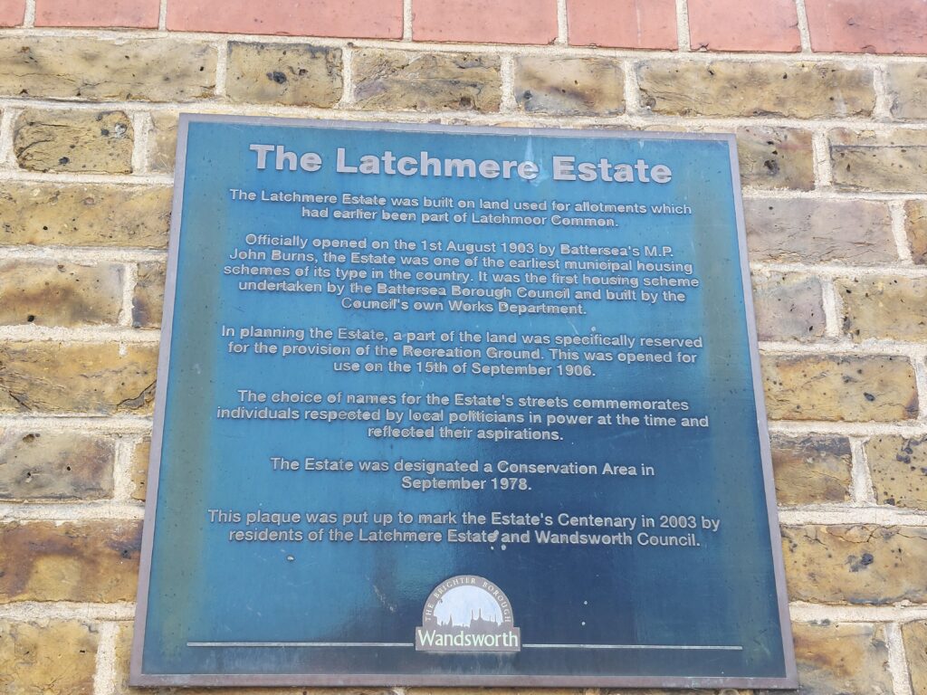 The Latchmere estate plaque.
Officially opened 1 Aug 1903 by Battersea's MP John Burns.
Conservation Area 1978. 